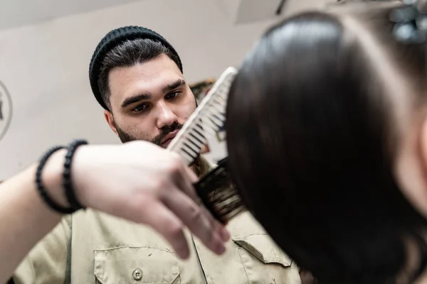 Creare una nuova acconciatura. Taglio di capelli creativo da un parrucchiere . — Foto Stock