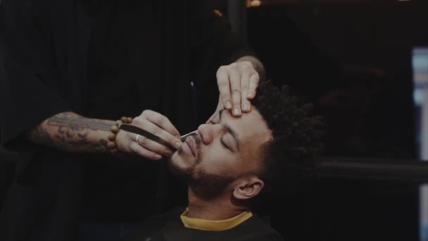 Κομμώτρια ξυρίσματος Αφροαμερικανός άνδρας. — Αρχείο Βίντεο