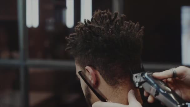 Hårvård. Mens frisyr i en frisör. — Stockvideo