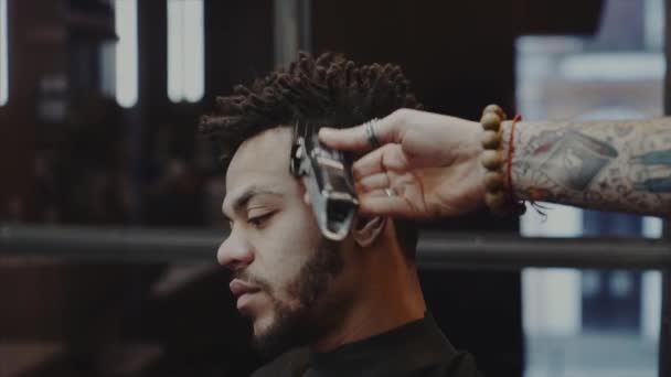 Cuidado del cabello. Corte de pelo para hombre en una peluquería . — Vídeo de stock