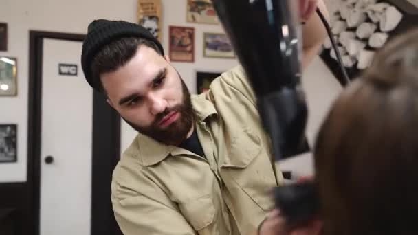 O cliente recebe um corte de cabelo em uma barbearia. Cuidados com o cabelo dos homens . — Vídeo de Stock