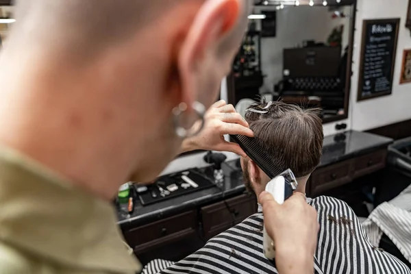 Herrenhaarschnitt. Stylischer Friseur schneidet einen Mann. — Stockfoto