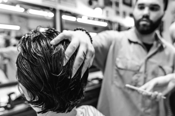 Crear un nuevo peinado. corte de pelo creativo de un peluquero . — Foto de Stock