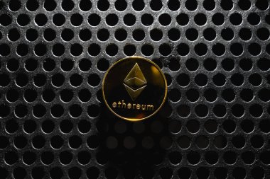 Karanlık bir arka planda Bitcoin. Ekonomik kriz. 