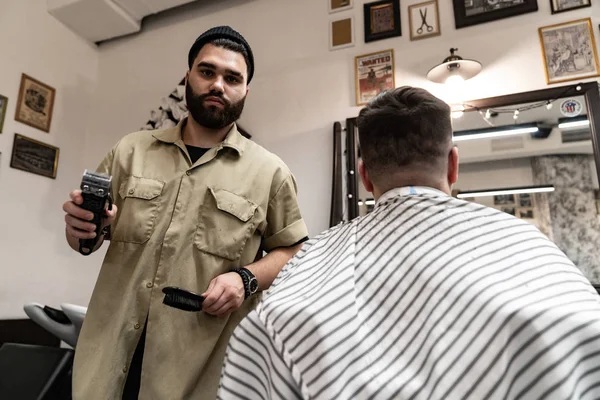 Herrenhaarschnitt. Stylischer Friseur schneidet einen Mann. — Stockfoto