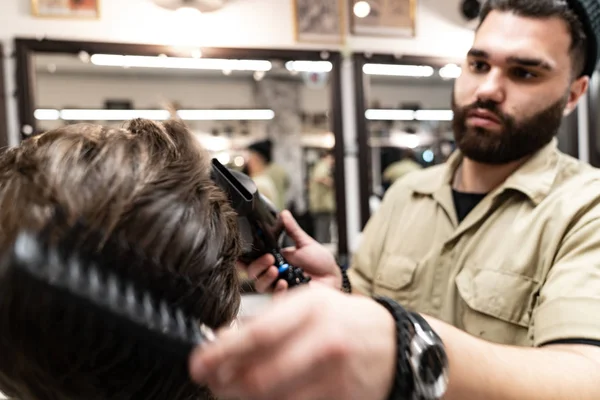 Crear un nuevo peinado. corte de pelo creativo de un peluquero . — Foto de Stock