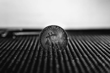 Bitcoin ticareti. Koyu arkaplanda kripto para. 