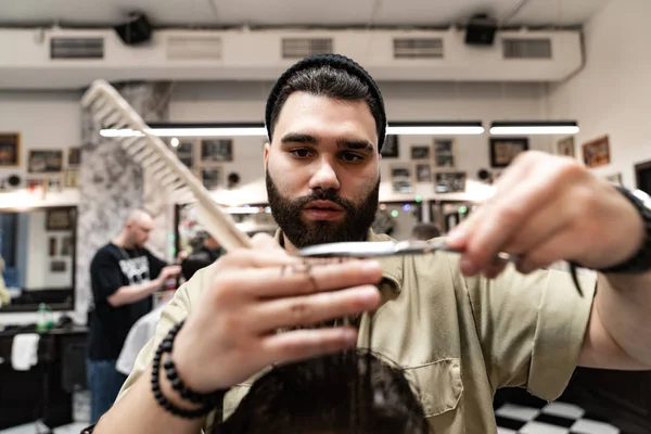 Клієнт отримує стрижку в перукарні. Догляд за волоссям чоловіків . — стокове фото