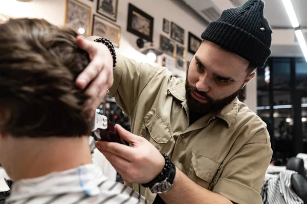 El cliente recibe un corte de pelo y peinado en un salón de belleza . — Foto de Stock