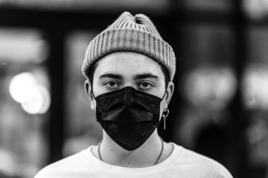 Bir adam virüs maskesi takıyor.. 