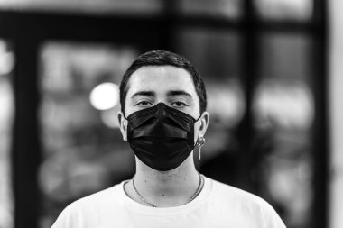 Adamın biri virüsten maske takıyor. Grip salgını.