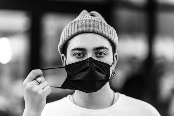 Adamın biri virüsten maske takıyor. Grip salgını.