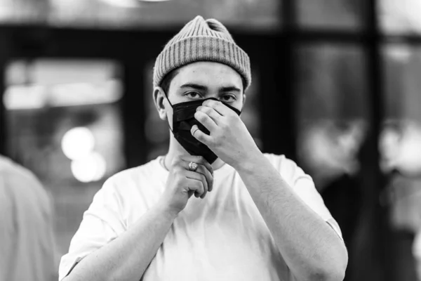 A man puts on a mask from a virus. Flu epidemic. — Stock Photo, Image