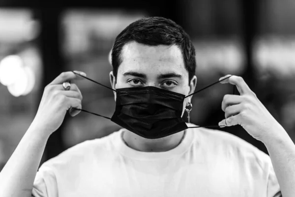 A man puts on a mask from a virus. — Stock Photo, Image