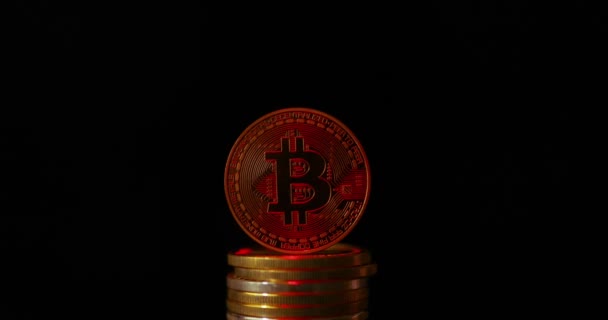 Bitcoin sur fond noir avec rétro-éclairage rouge. La chute de crypto-monnaie . — Video