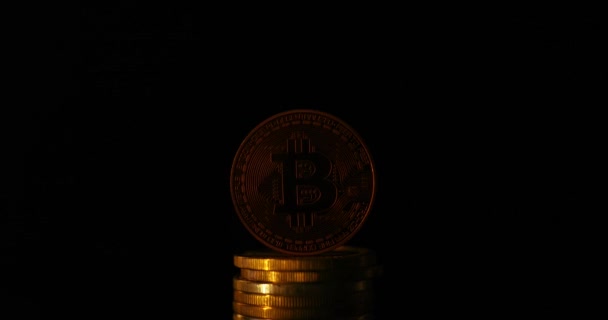 Bitcoin su sfondo nero. Transizione fluida dal buio alla luce . — Video Stock