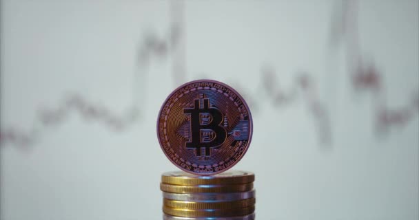 Bitcoin é o líder da criptomoeda. Iluminação da moeda azul . — Vídeo de Stock