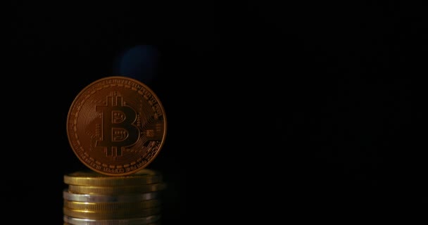 Crypto-monnaie sur un fond sombre. Bitcoin avec rétro-éclairage violet . — Video