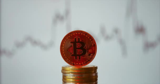 Bitcoin con luz de fondo roja sobre fondo claro . — Vídeo de stock