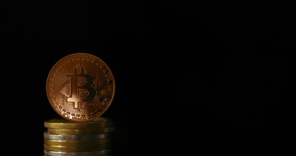 Crypto-monnaie est une nouvelle génération de monnaie. Cue ball sur fond noir . — Video