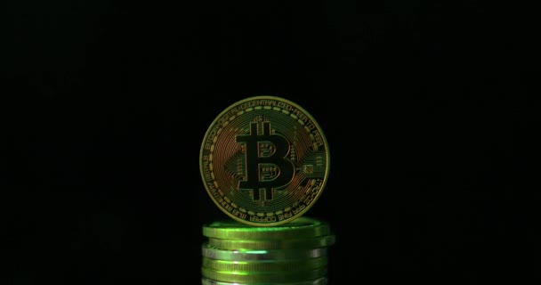 Bitcoin su sfondo nero con retroilluminazione periodica verde . — Video Stock