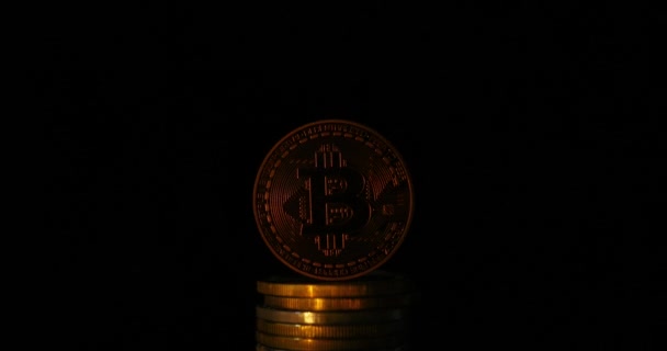 Bitcoin op zwarte achtergrond. Soepele overgang van donker naar licht. — Stockvideo