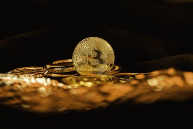 Karanlık bir arka planda Bitcoin. Döviz piyasasında düşüş.