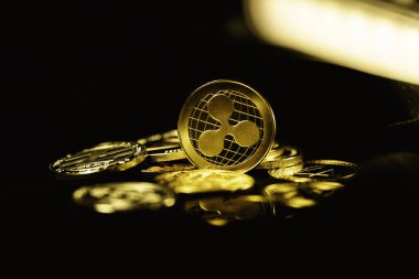 Siyah arka planda dalgalı para. Para birimi değerlendirmesi. 