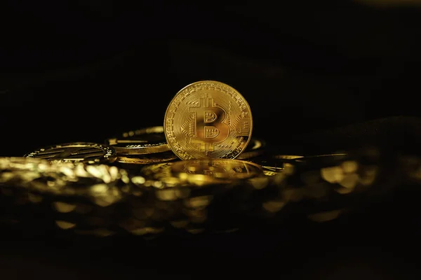Bitcoin monedas sobre un fondo negro. Moneda del futuro. La crisis mundial — Foto de Stock