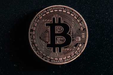 Siyah arka planda Bitcoin. Fotoğraf siyah anahtarda.