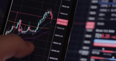 Borsada borsa simsarlığı. Grafiklerdeki para birimi dalgalanmaları. 