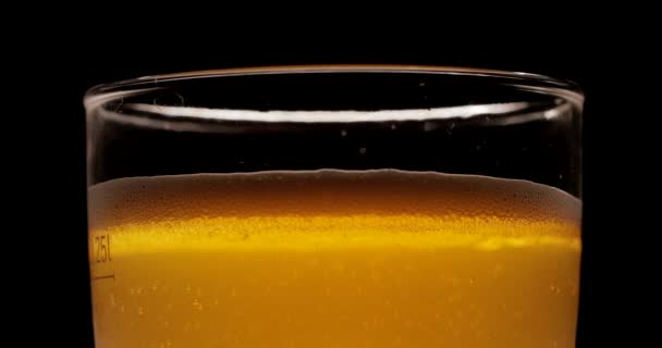 在深色背景下的杯子里喝啤酒.酒精 — 图库视频影像