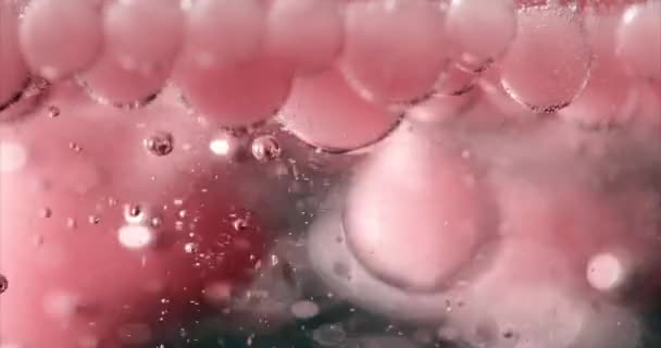 Пурпурные пузыри в воде. Крупным планом видео пузырьков в жидкости . — стоковое видео