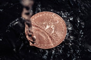 Siyah arka planda Bitcoin. Bitcoin ile su aklama. 
