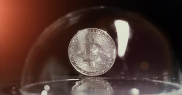 Una bolla di bitcoin scoppia durante una crisi . — Video Stock