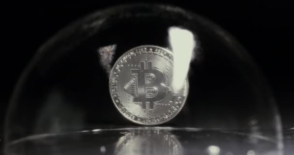 Burbuja de jabón Bitcoin. No es una moneda estable. Criptomoneda cae en valor . — Vídeos de Stock