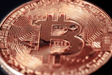 Siyah arka planda Bitcoin. Kripto para ticareti. Makro fotoğraf