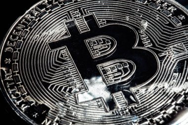 Siyah arka planda Bitcoin. Dünya ekonomik krizi. 