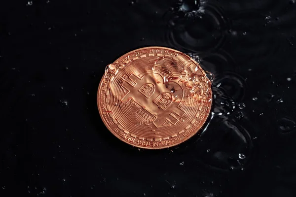 Kryptowährungsmünzen auf dunklem Hintergrund. Regentropfen auf Münzen. — Stockfoto