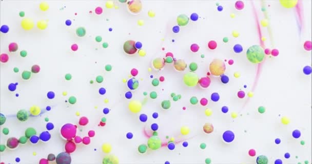 Sütteki renkli baloncukların soyut makro videosu. — Stok video