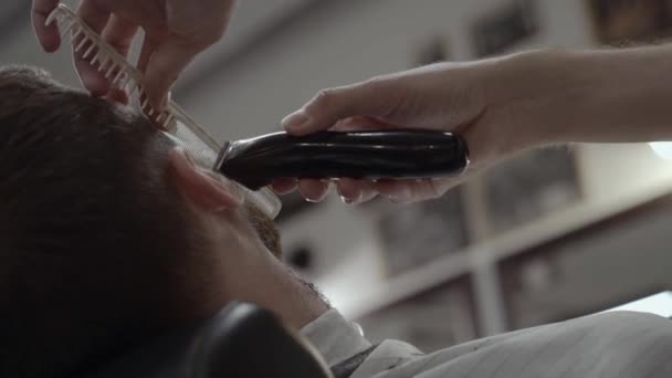 Máquina de afeitar eléctrica corte de pelo. Barba de corte de pelo para hombre en la barbería . — Vídeo de stock