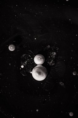 Suyun içinde boya. Uzay ve gezegenler şeklinde inanılmaz makro fotoğrafçılık. 