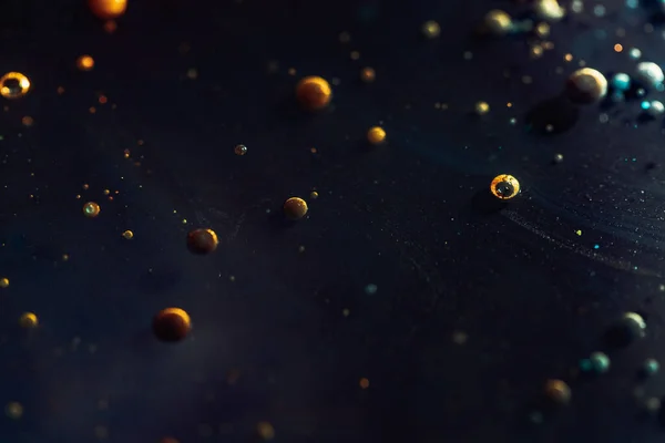 Renkli Parlak Baloncuk Yağı. Hipnoz yüzeyi. Makro