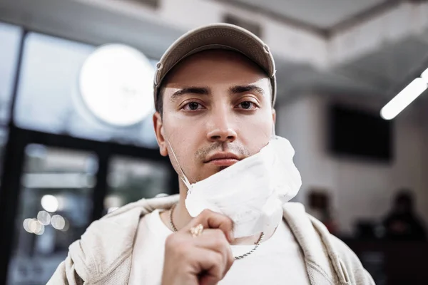 A man puts on a mask from a virus. Flu epidemic. — Stock Photo, Image