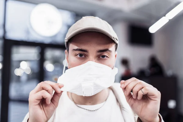 Mężczyzna zakłada maskę od wirusa. Epidemia grypy. — Zdjęcie stockowe