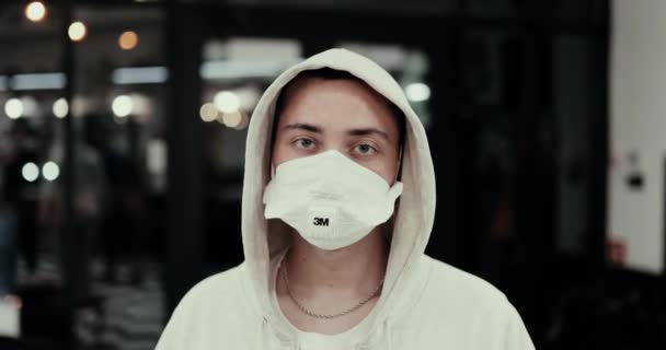 Un uomo indossa una maschera da un virus. Epidemia influenzale. — Video Stock