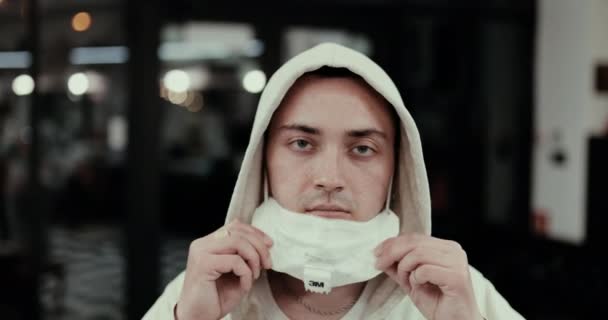 Een man zet een masker op van een virus. Ademhalingsapparaat met een beschermingsgraad van 3M — Stockvideo