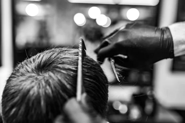 Barbiere e cliente mascherati contro il virus. Taglio di capelli in quarantena . — Foto Stock