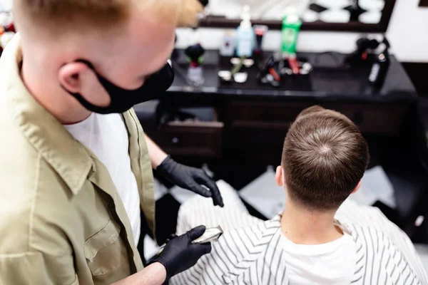 Barber ve müvekkili virüse karşı maske takıyor. Karantinada saç kesimi. — Stok fotoğraf