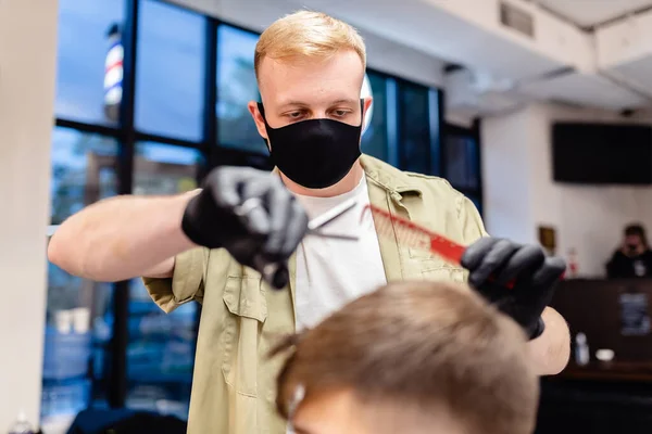 Barber ve müvekkili virüse karşı maske takıyor. Karantinada saç kesimi. — Stok fotoğraf